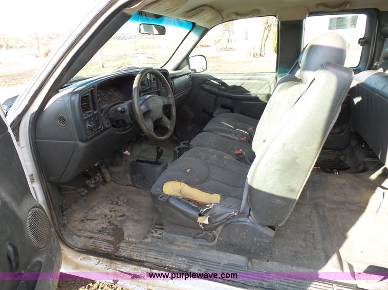 image for item L7073 2004 Chevrolet Silverado 2500HD Ext. Cab pickup truck