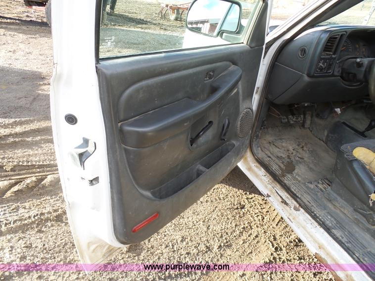 image for item L7073 2004 Chevrolet Silverado 2500HD Ext. Cab pickup truck