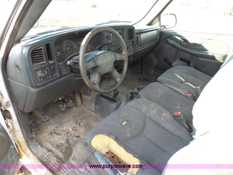 image for item L7073 2004 Chevrolet Silverado 2500HD Ext. Cab pickup truck