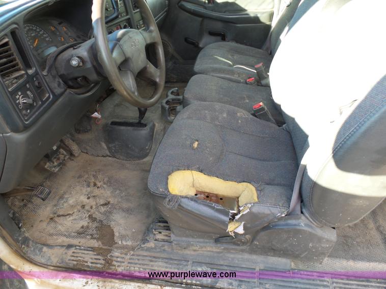 image for item L7073 2004 Chevrolet Silverado 2500HD Ext. Cab pickup truck