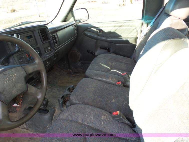 image for item L7073 2004 Chevrolet Silverado 2500HD Ext. Cab pickup truck