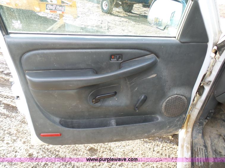 image for item L7073 2004 Chevrolet Silverado 2500HD Ext. Cab pickup truck