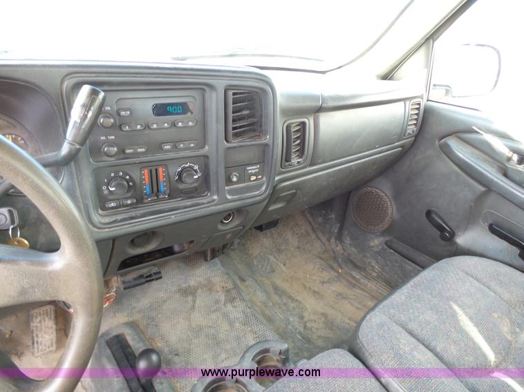 image for item L7073 2004 Chevrolet Silverado 2500HD Ext. Cab pickup truck