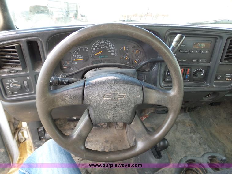 image for item L7073 2004 Chevrolet Silverado 2500HD Ext. Cab pickup truck