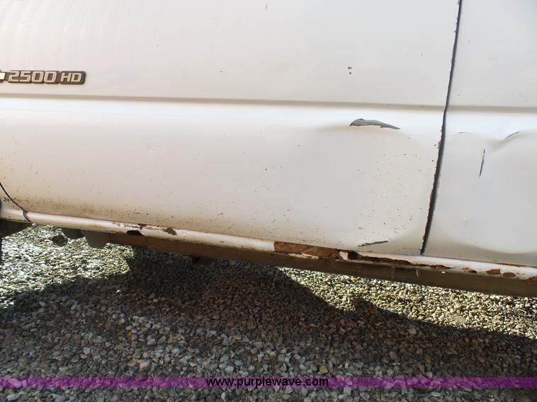 image for item L7073 2004 Chevrolet Silverado 2500HD Ext. Cab pickup truck