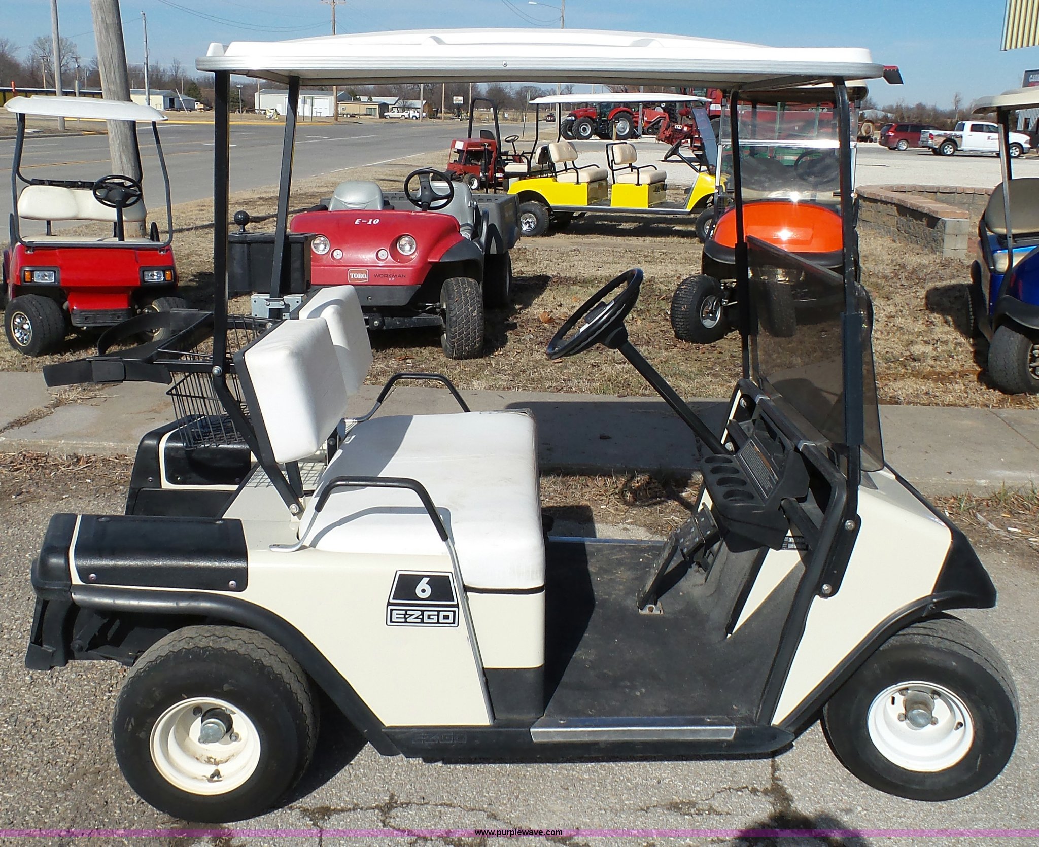 1992 Ezgo golf cart in Iola, KS Item AO9907 sold Purple Wave