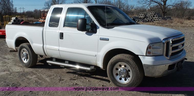image for item J7590 2005 Ford F250 Super Duty XLT SuperCab pickup truck