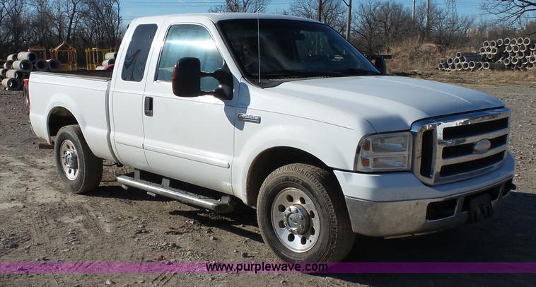 image for item J7590 2005 Ford F250 Super Duty XLT SuperCab pickup truck