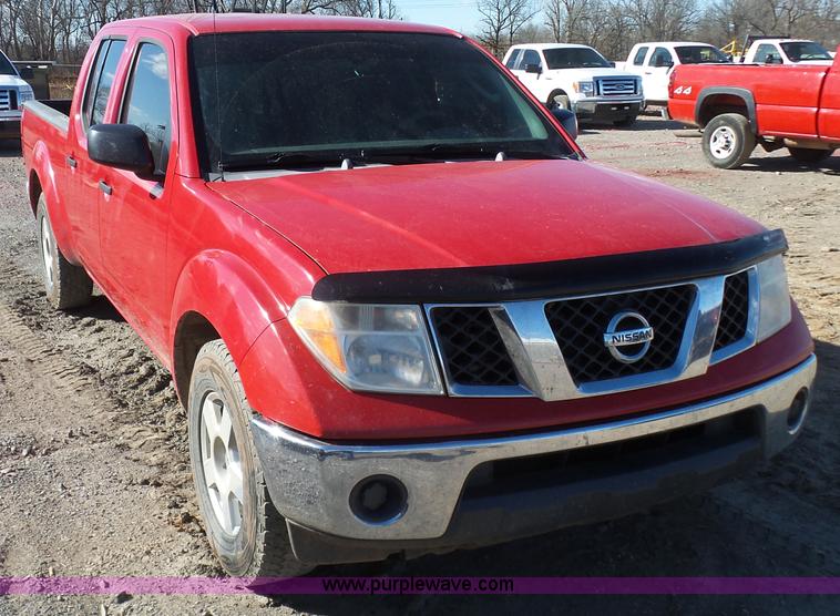 image for item J7598 2007 Nissan Frontier SE Crew Cab pickup truck