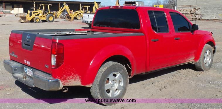 image for item J7598 2007 Nissan Frontier SE Crew Cab pickup truck