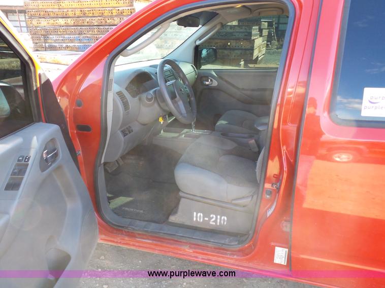 image for item J7598 2007 Nissan Frontier SE Crew Cab pickup truck