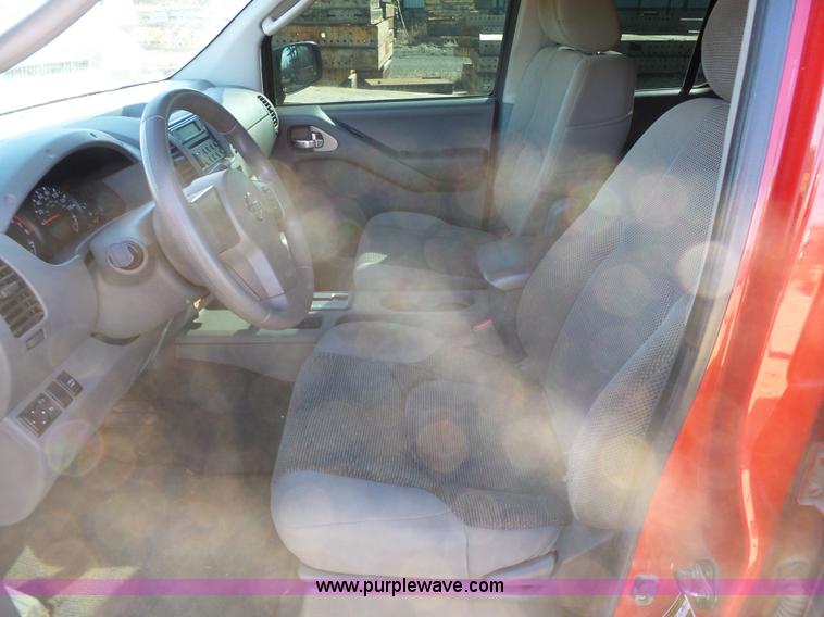 image for item J7598 2007 Nissan Frontier SE Crew Cab pickup truck