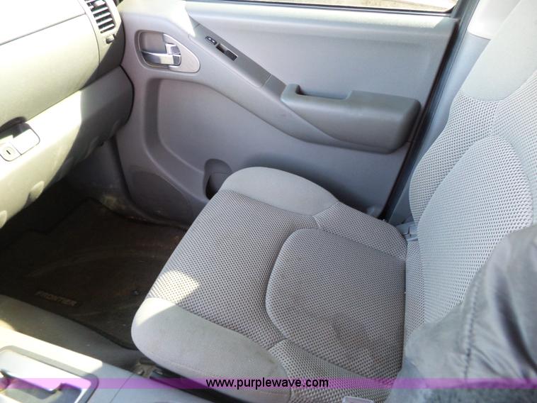 image for item J7598 2007 Nissan Frontier SE Crew Cab pickup truck