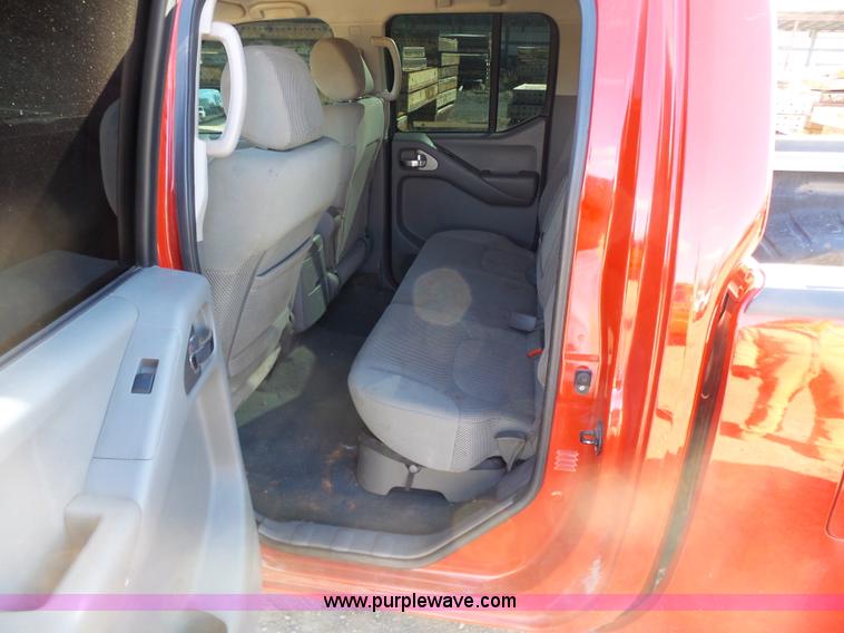 image for item J7598 2007 Nissan Frontier SE Crew Cab pickup truck