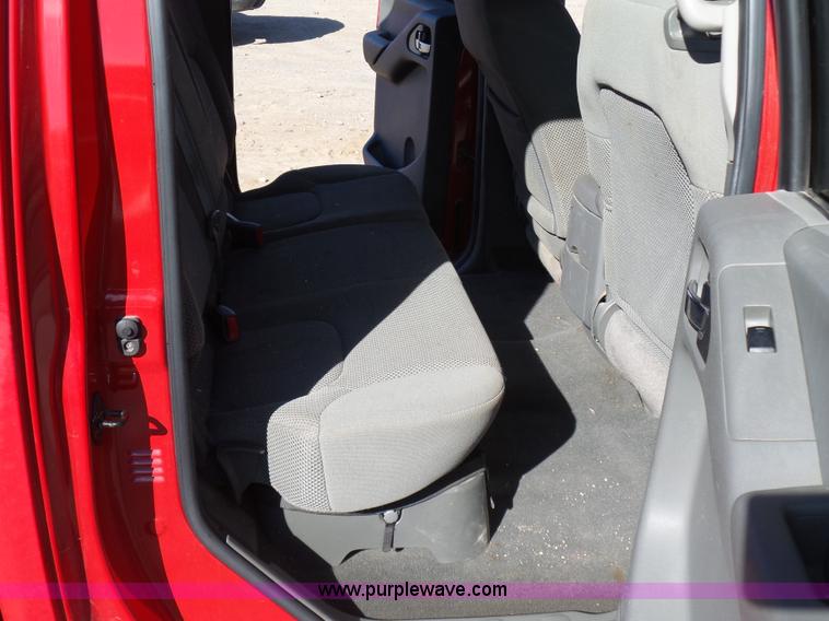 image for item J7598 2007 Nissan Frontier SE Crew Cab pickup truck