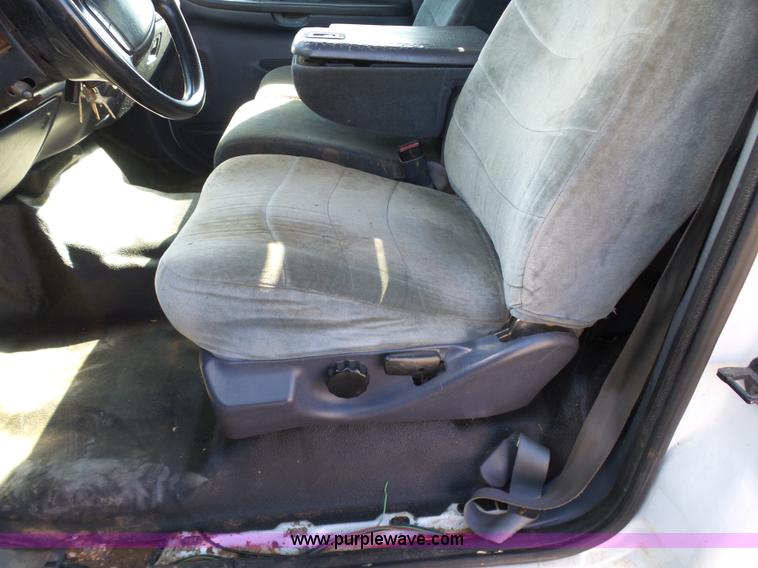 image for item J7599 2000 Ford F250 Super Duty flatbed pickup truck