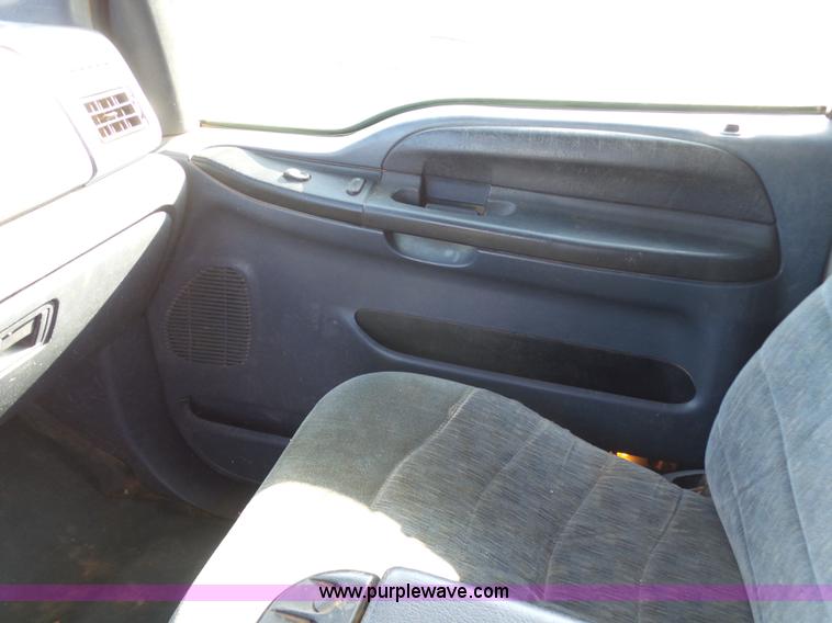 image for item J7599 2000 Ford F250 Super Duty flatbed pickup truck