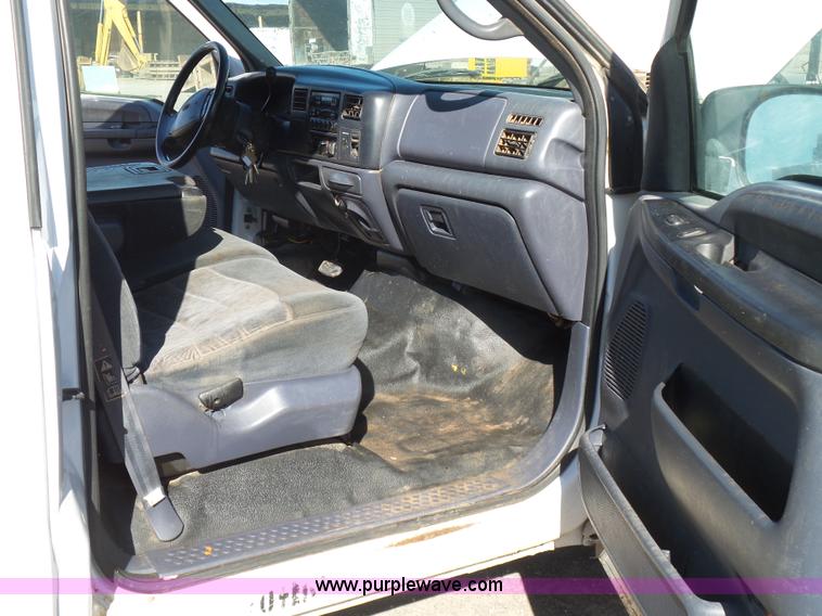 image for item J7599 2000 Ford F250 Super Duty flatbed pickup truck