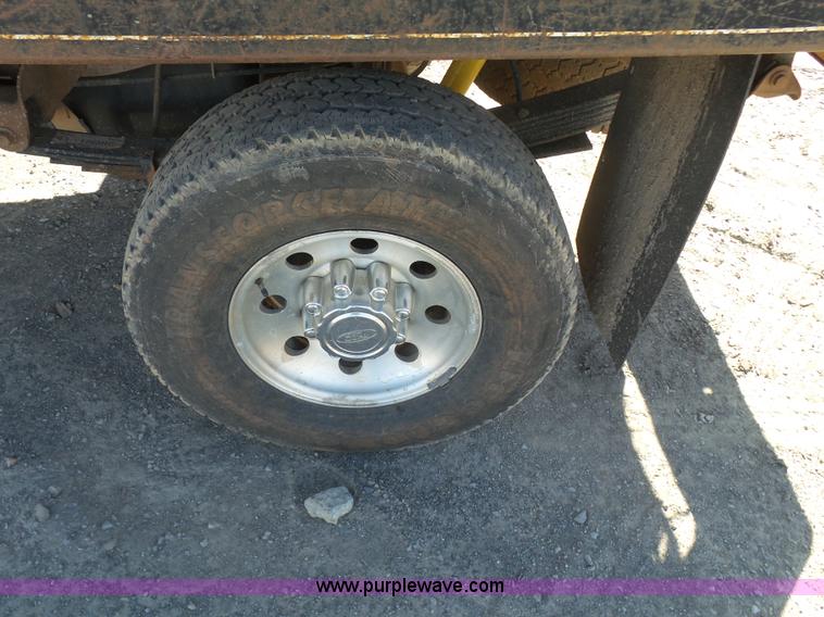 image for item J7599 2000 Ford F250 Super Duty flatbed pickup truck