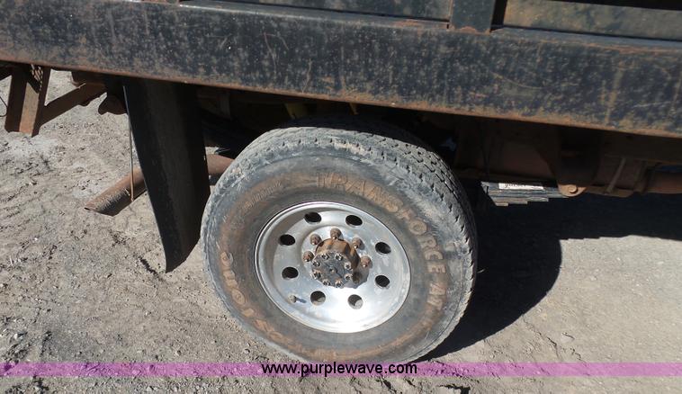 image for item J7599 2000 Ford F250 Super Duty flatbed pickup truck