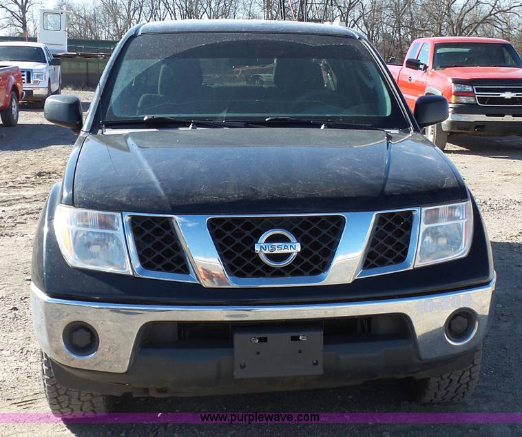 image for item J7600 2008 Nissan Frontier Crew Cab pickup truck