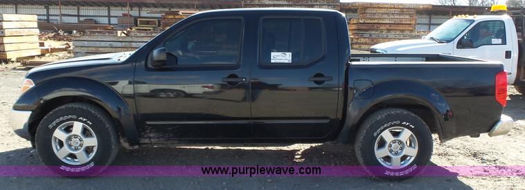 image for item J7600 2008 Nissan Frontier Crew Cab pickup truck
