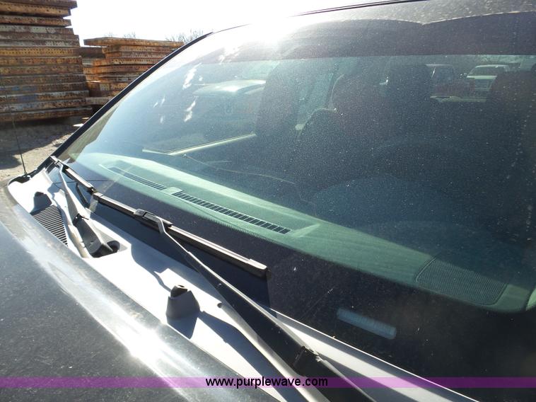 image for item J7600 2008 Nissan Frontier Crew Cab pickup truck