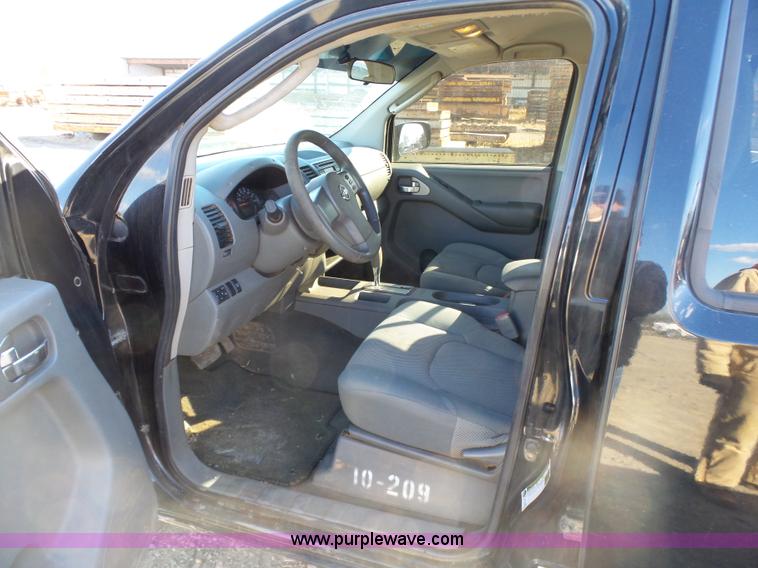 image for item J7600 2008 Nissan Frontier Crew Cab pickup truck