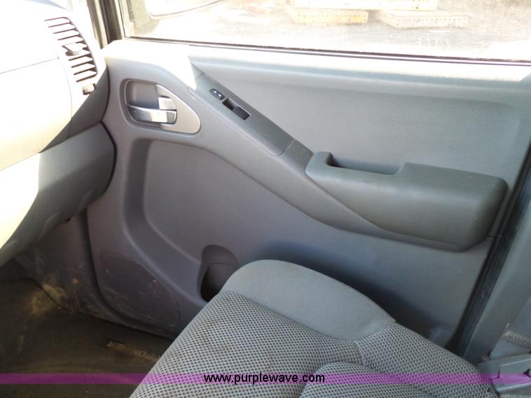 image for item J7600 2008 Nissan Frontier Crew Cab pickup truck