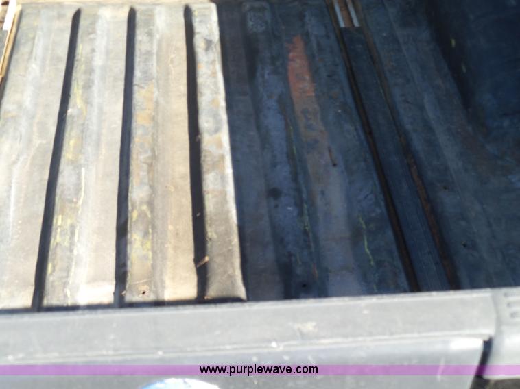 image for item J7600 2008 Nissan Frontier Crew Cab pickup truck