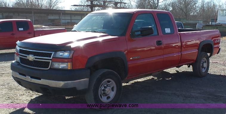image for item J7601 2007 Chevrolet Silverado Classic 2500HD Ext. Cab pickup truck