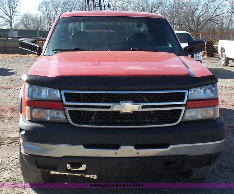 image for item J7601 2007 Chevrolet Silverado Classic 2500HD Ext. Cab pickup truck