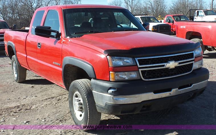 image for item J7601 2007 Chevrolet Silverado Classic 2500HD Ext. Cab pickup truck