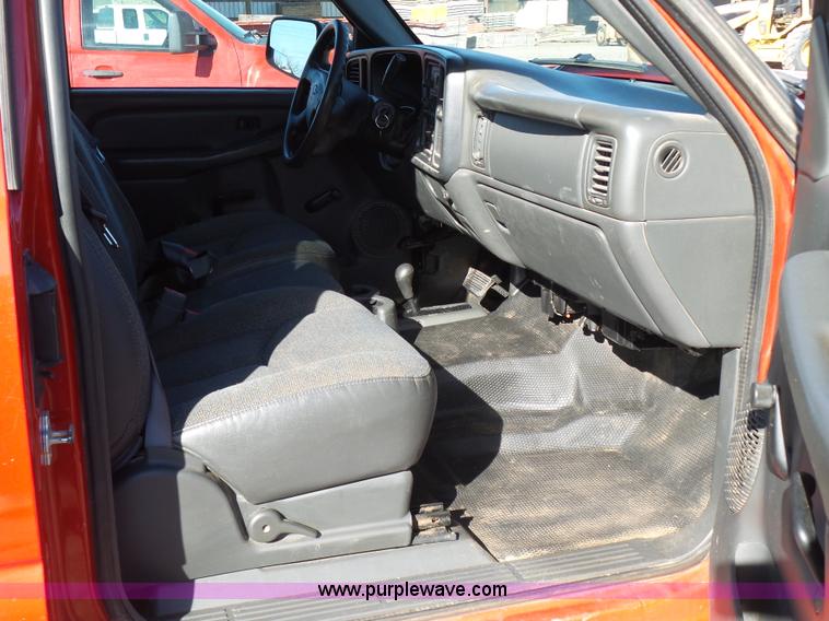 image for item J7601 2007 Chevrolet Silverado Classic 2500HD Ext. Cab pickup truck