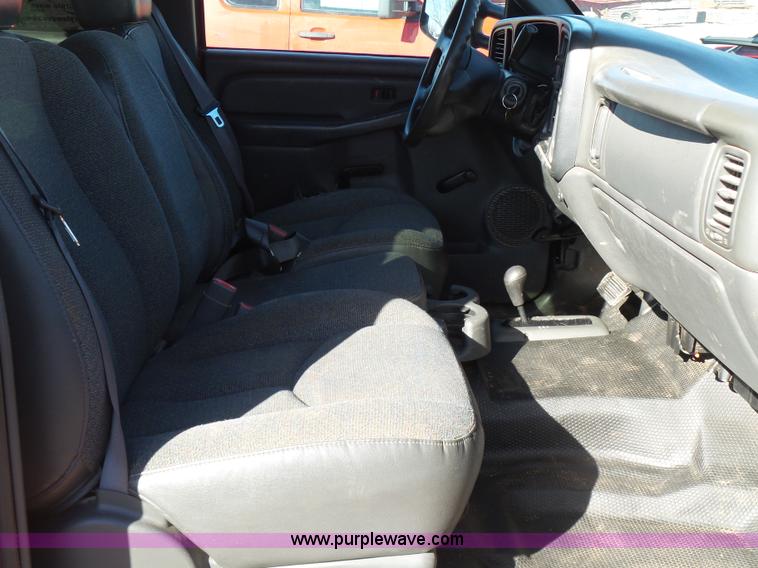 image for item J7601 2007 Chevrolet Silverado Classic 2500HD Ext. Cab pickup truck