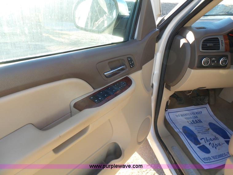 image for item L6795 2009 Chevrolet Avalanche LTZ Crew Cab pickup truck