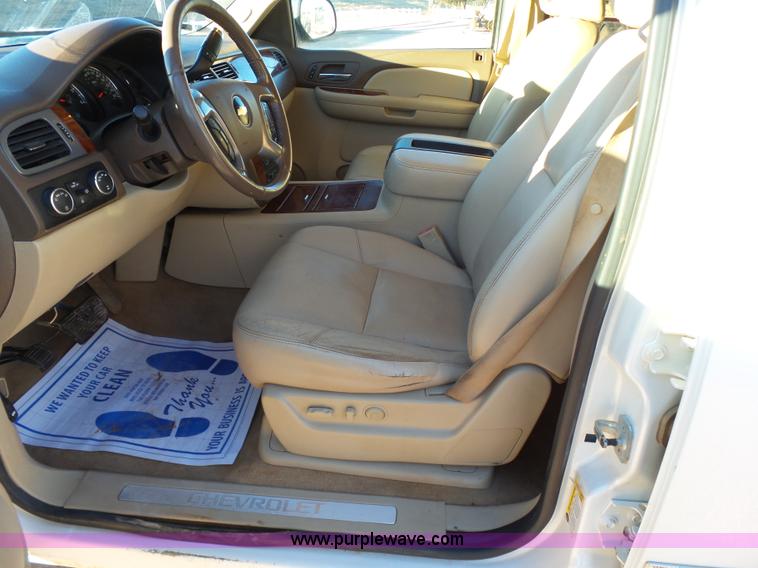 image for item L6795 2009 Chevrolet Avalanche LTZ Crew Cab pickup truck