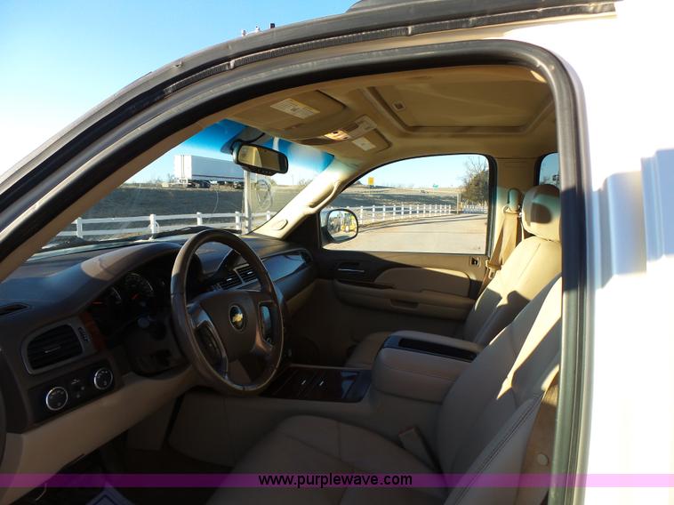 image for item L6795 2009 Chevrolet Avalanche LTZ Crew Cab pickup truck