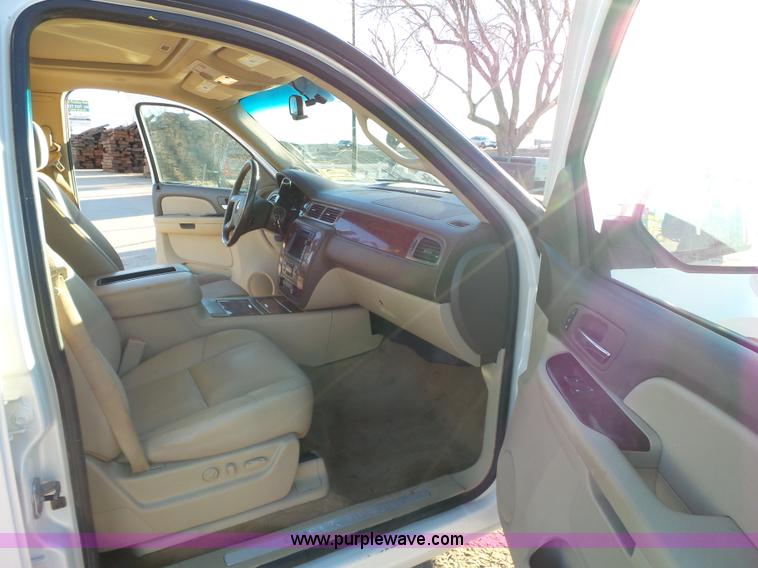 image for item L6795 2009 Chevrolet Avalanche LTZ Crew Cab pickup truck