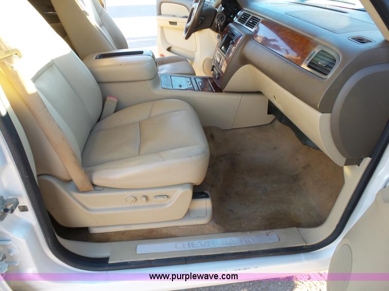 image for item L6795 2009 Chevrolet Avalanche LTZ Crew Cab pickup truck