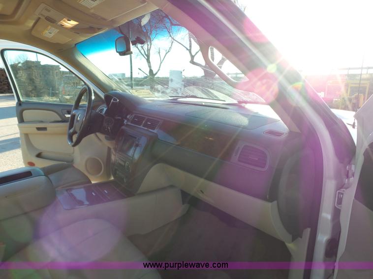 image for item L6795 2009 Chevrolet Avalanche LTZ Crew Cab pickup truck