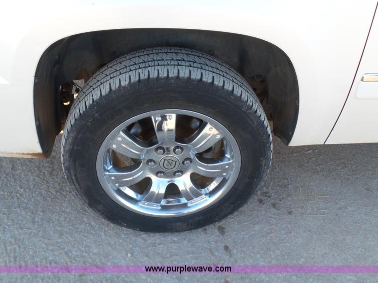 image for item L6795 2009 Chevrolet Avalanche LTZ Crew Cab pickup truck