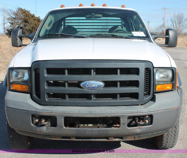 image for item L6799 2006 Ford F450 Super Duty Crew Cab flatbed truck