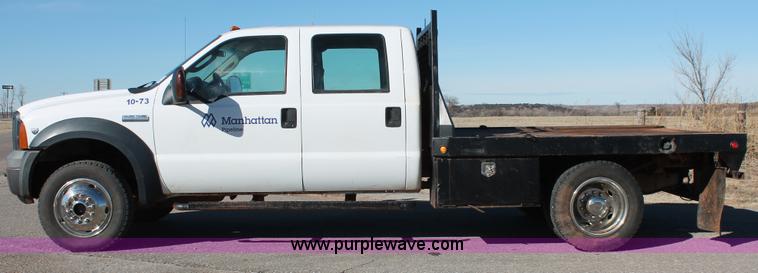 image for item L6799 2006 Ford F450 Super Duty Crew Cab flatbed truck