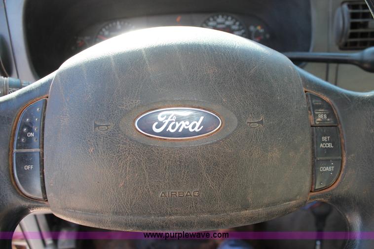 image for item L6799 2006 Ford F450 Super Duty Crew Cab flatbed truck