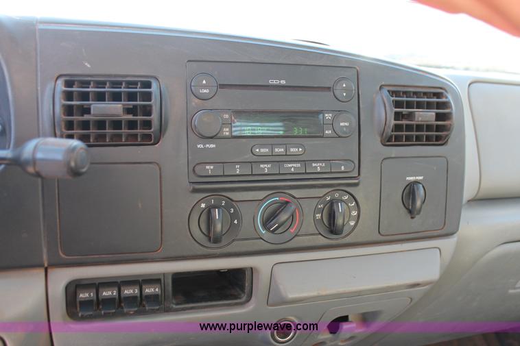 image for item L6799 2006 Ford F450 Super Duty Crew Cab flatbed truck