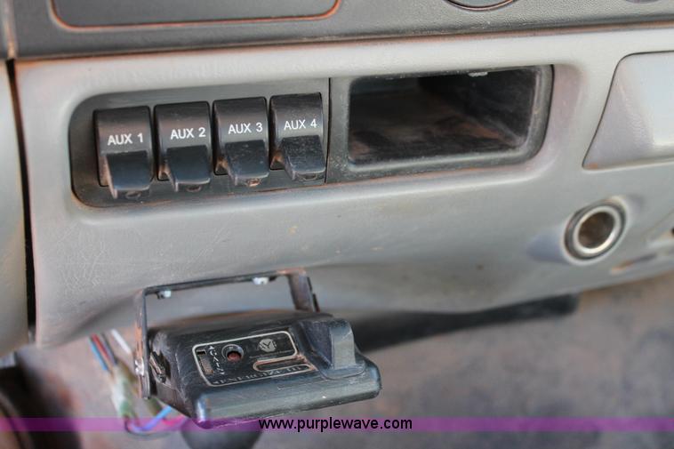 image for item L6799 2006 Ford F450 Super Duty Crew Cab flatbed truck