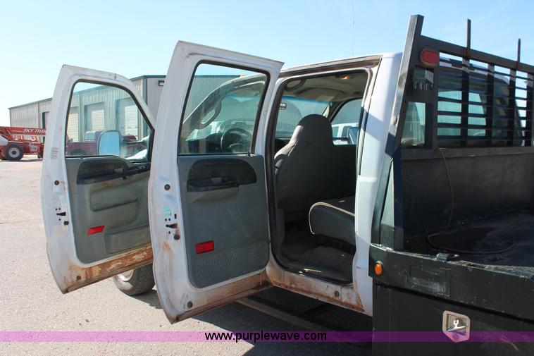 image for item L6799 2006 Ford F450 Super Duty Crew Cab flatbed truck