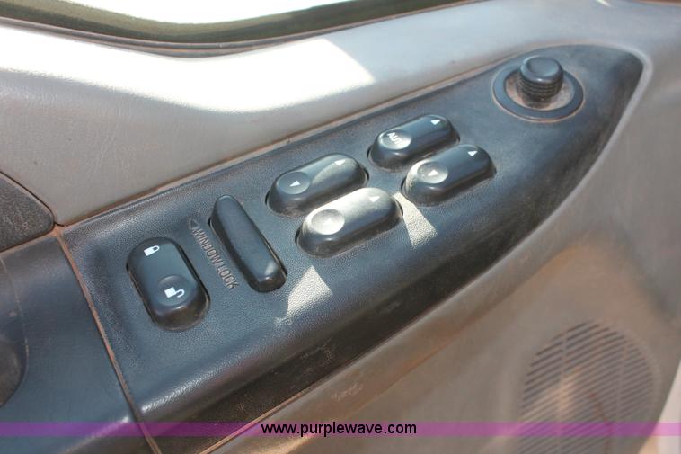 image for item L6799 2006 Ford F450 Super Duty Crew Cab flatbed truck