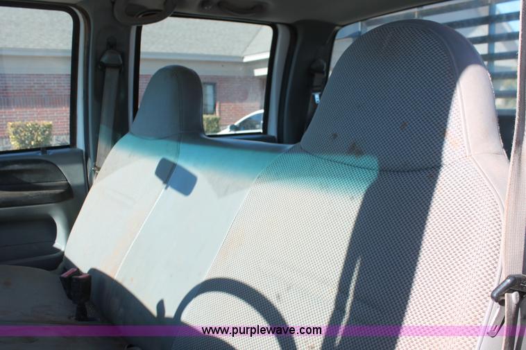 image for item L6799 2006 Ford F450 Super Duty Crew Cab flatbed truck